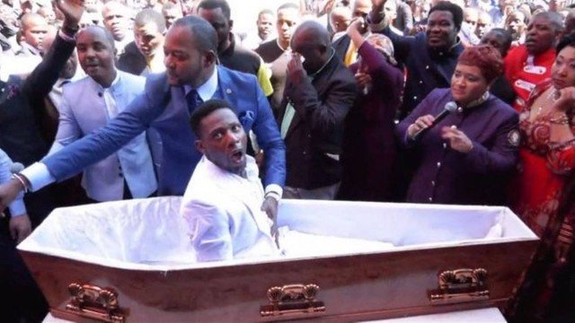 Agências funerárias processam pastor que ‘ressuscitou’ falso morto durante funeral | Vídeo