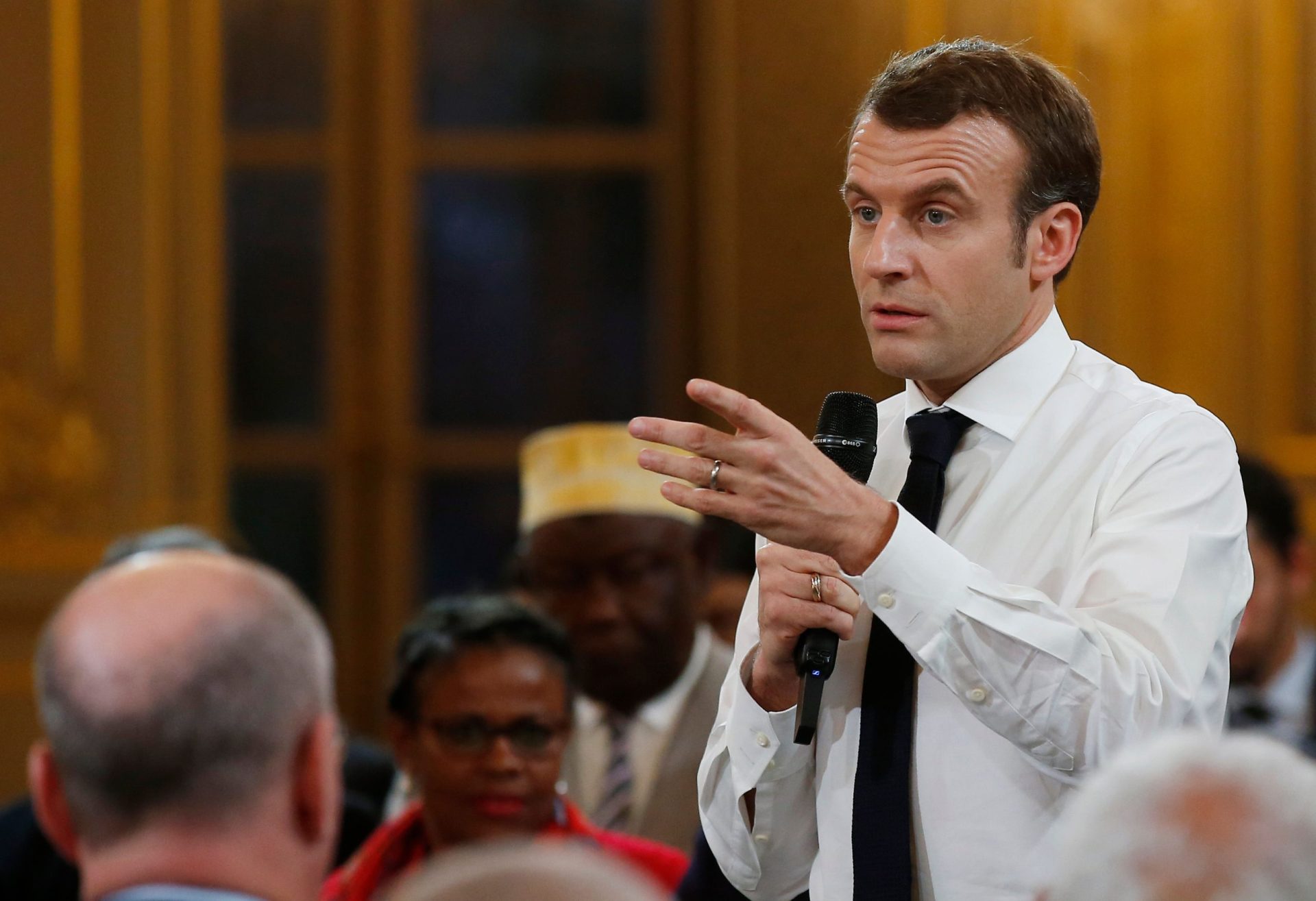 Macron pondera avançar com referendo para acalmar protestos