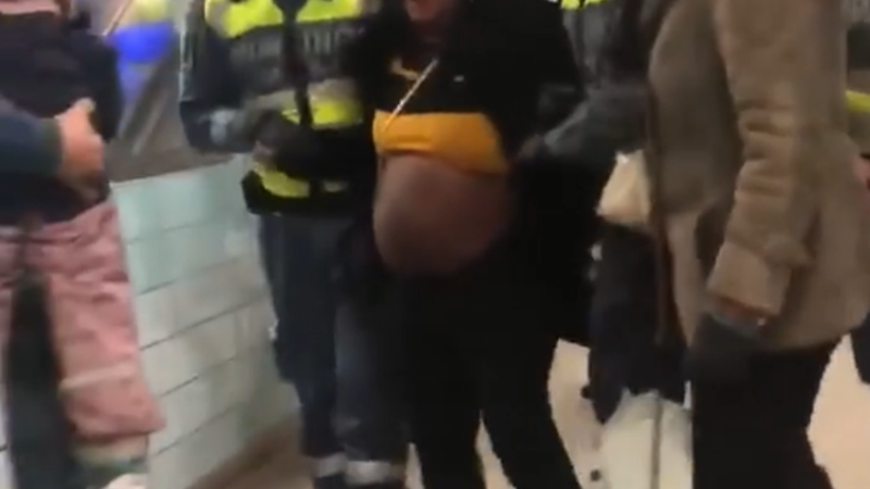 Imagens de mulher negra grávida a ser arrastada por seguranças no metro causam polémica na Suécia| VÍDEO