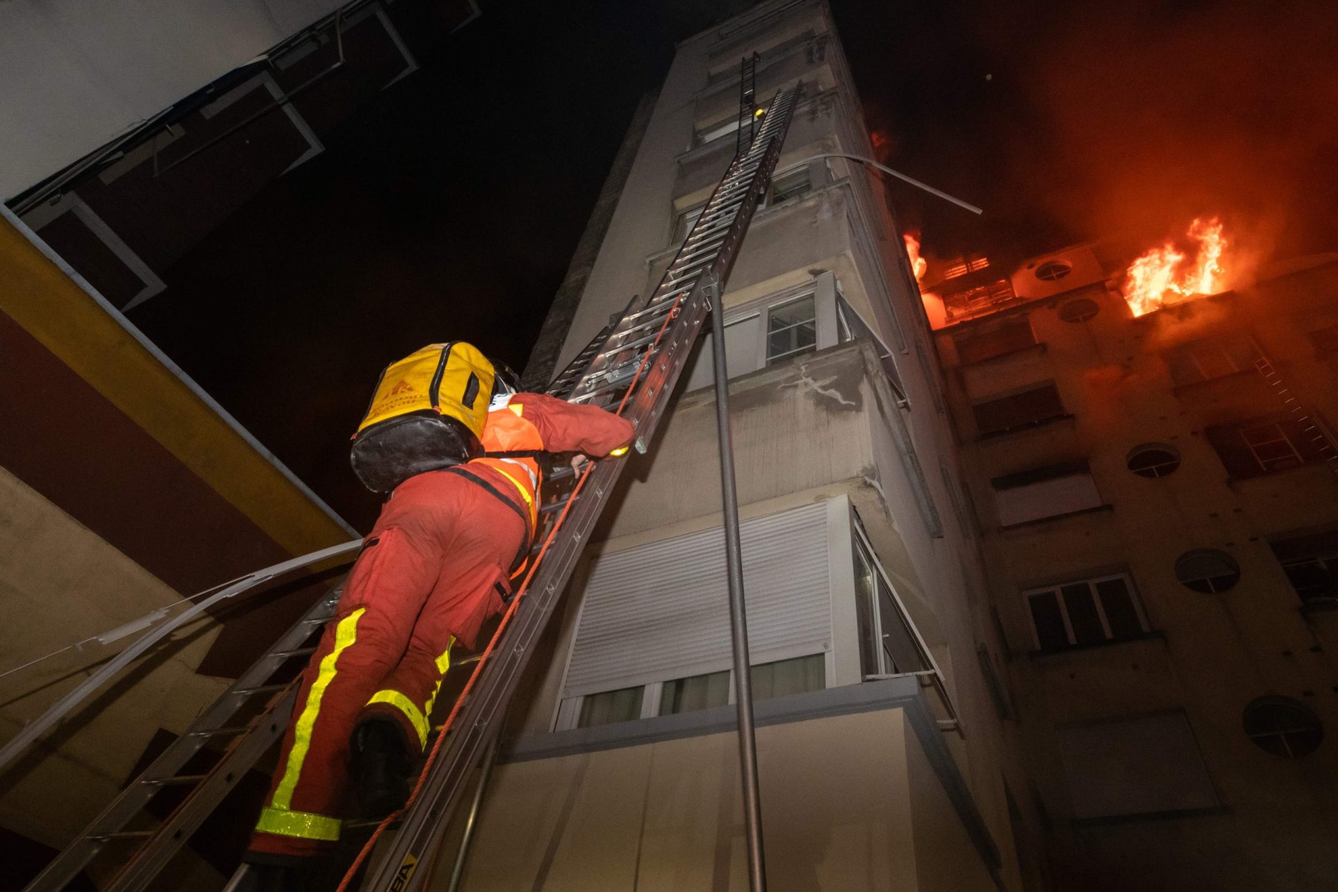 Pelo menos dez pessoas morreram e mais de trinta ficaram feridas num incêndio residencial em Paris