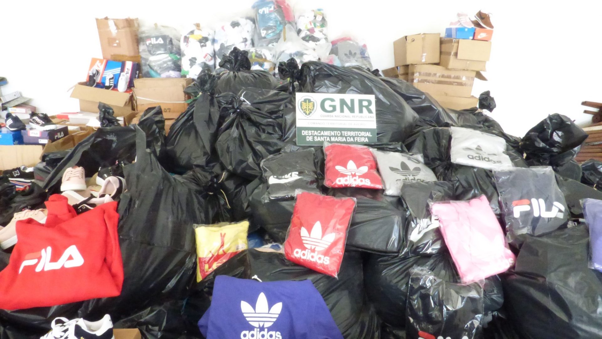 GNR apreende quatro mil artigos contrafeitos em Lourosa