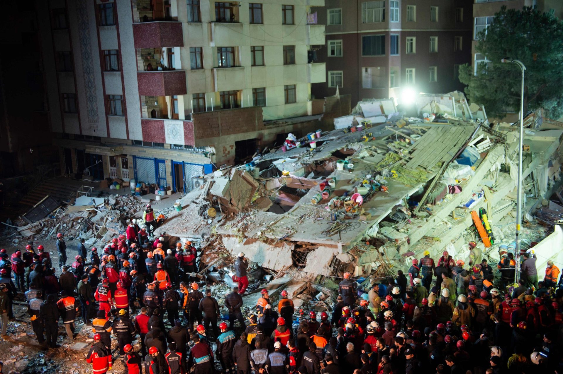 Menina de cinco anos encontrada viva nos escombros de prédio em Istambul