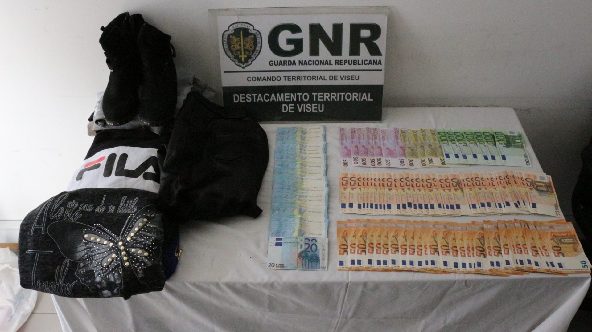 GNR apanha autores de furto de 20 mil euros a sexagenário e recupera metade do valor