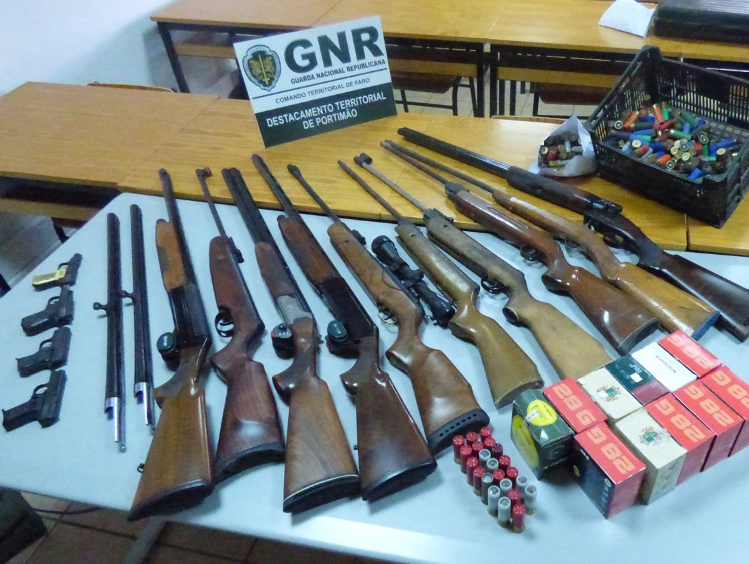 GNR apreende 14 armas em detenção de suspeito de violência doméstica