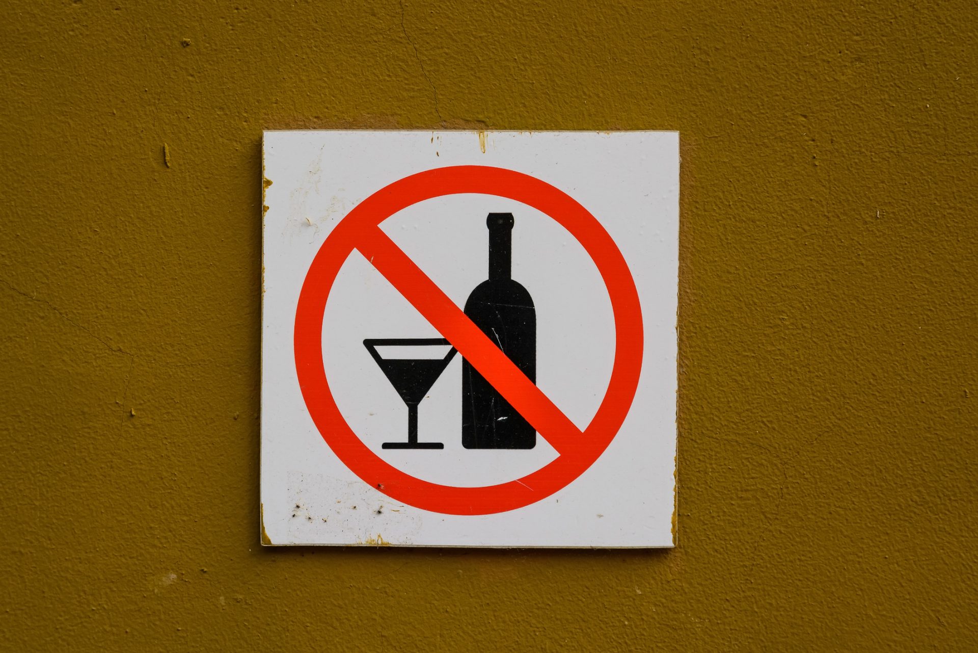 Álcool ilegal mata pelo menos 52 pessoas na Índia