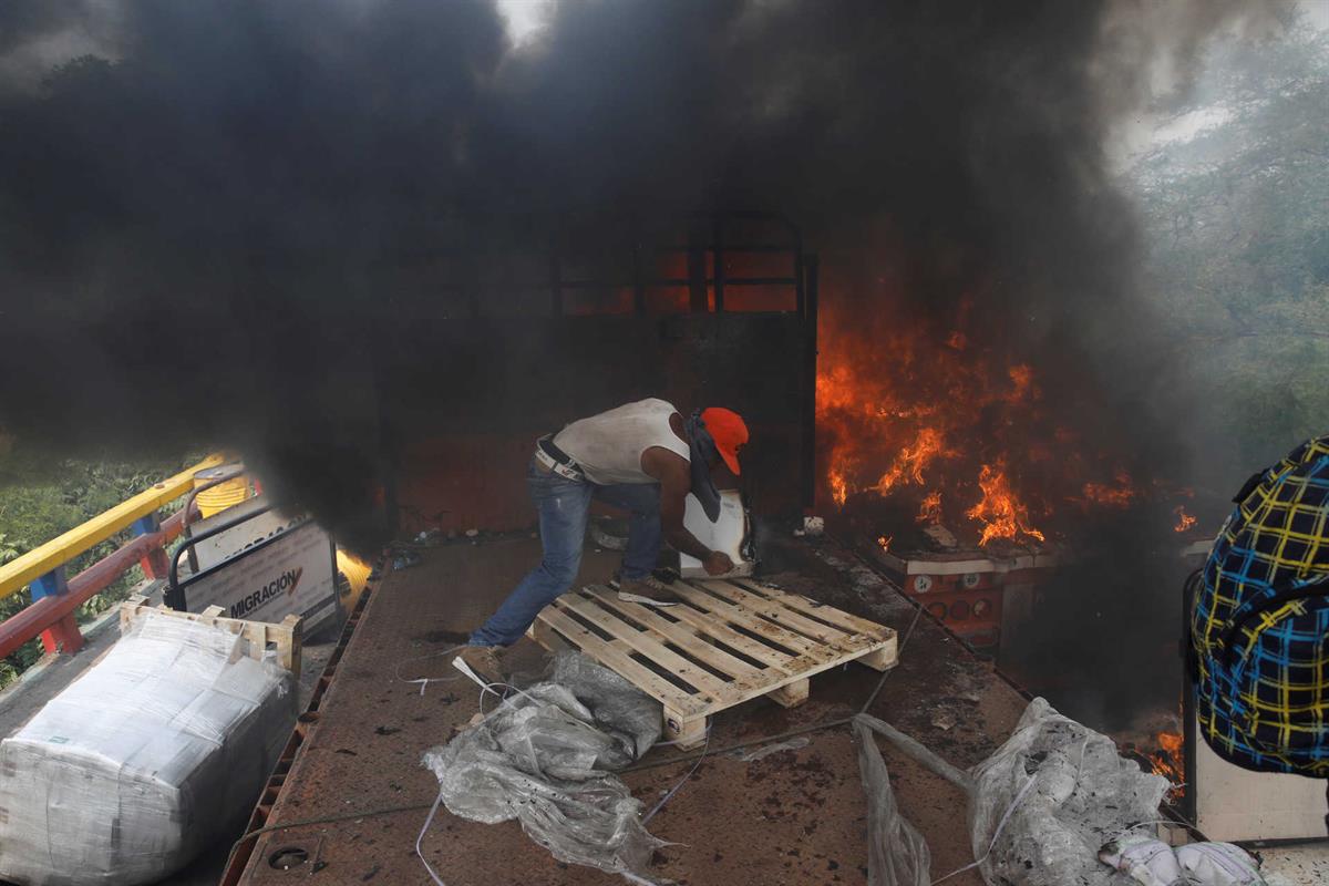 Fogo em ajuda humanitária terá sido causado acidentalmente por manifestante anti-Maduro