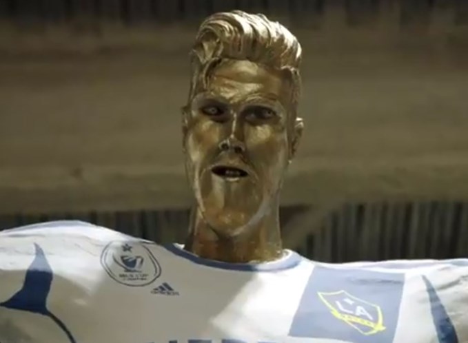 A reação de Beckham ao ver a estátua do LA Galaxy em sua homenagem | Vídeo