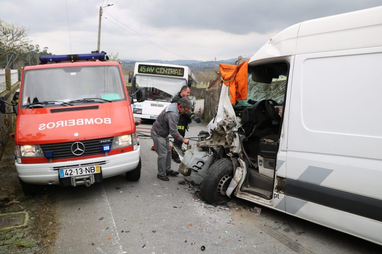 Acidente com autocarro dos Transportes de Braga causa dois feridos