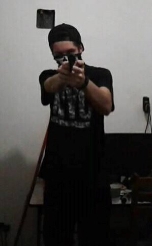 Um dos autores do tiroteio em escola do Brasil partilhou fotos armado no Facebook antes do crime