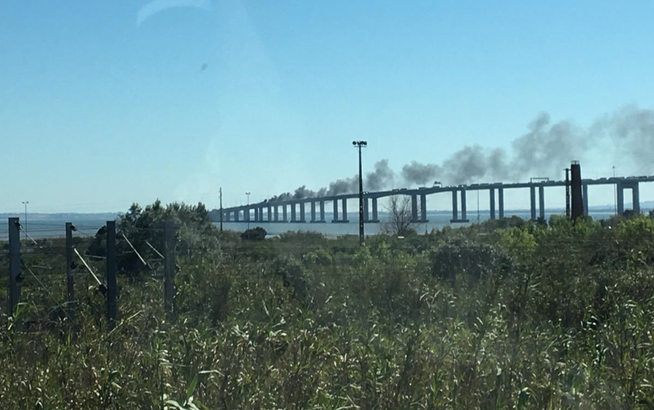Camião arde na Ponte Vasco da Gama. Trânsito está condicionado