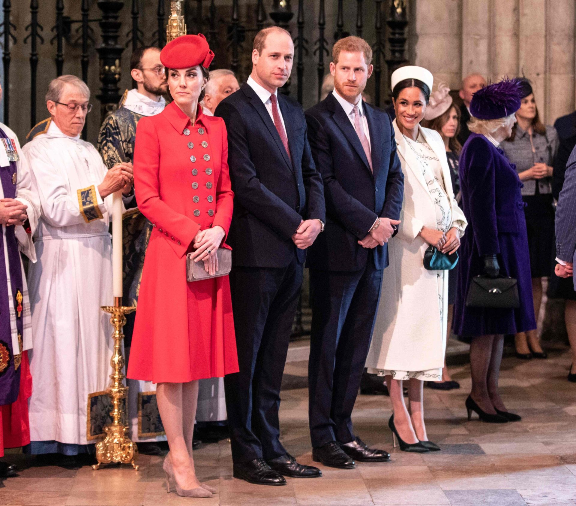 Palácio de Buckingham confirma afastamento entre os casais reais