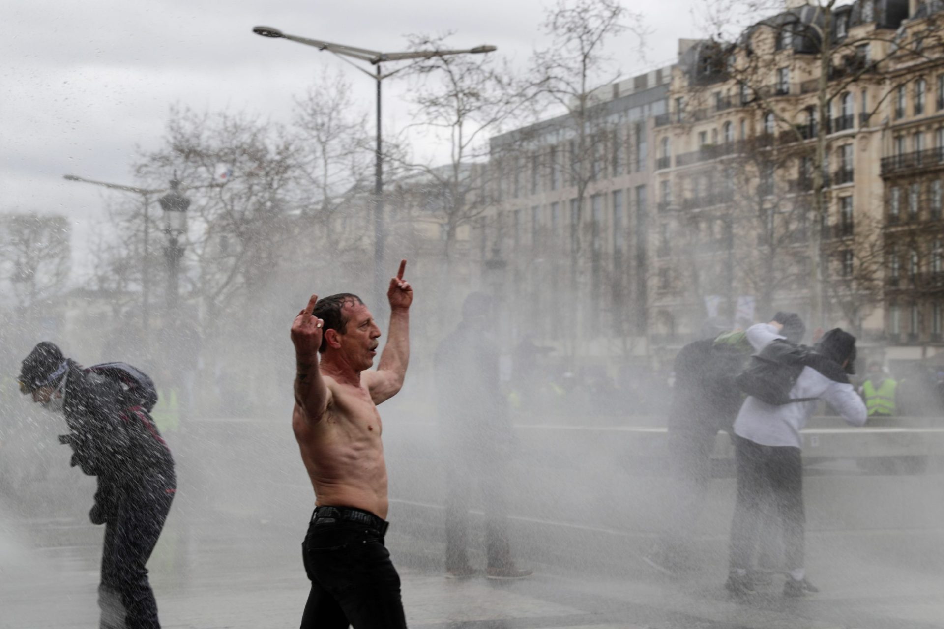 Coletes Amarelos. Confrontos violentos voltam às ruas de Paris