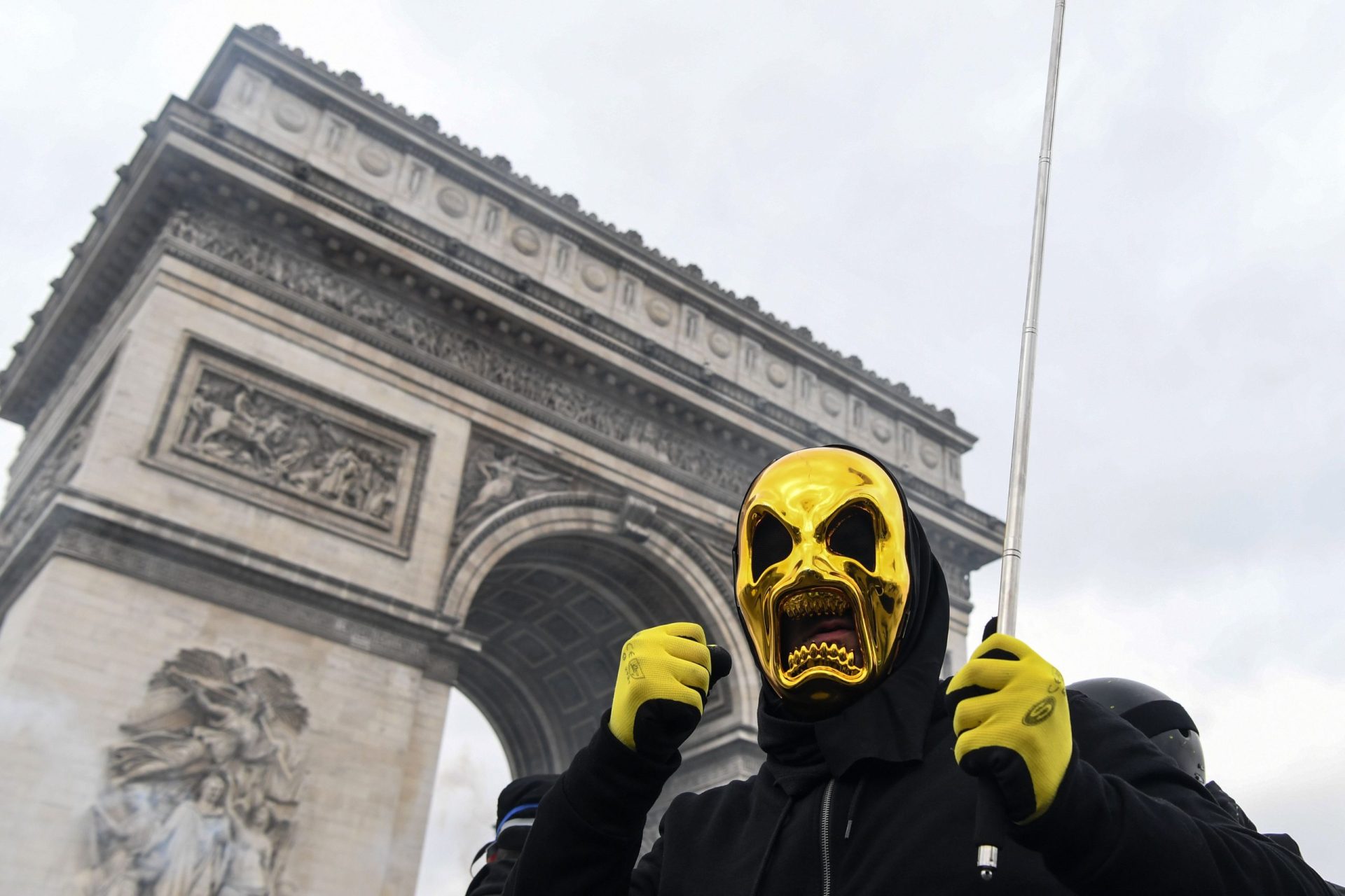 Detidas mais de 40 pessoas nos protestos dos coletes amarelos em Paris