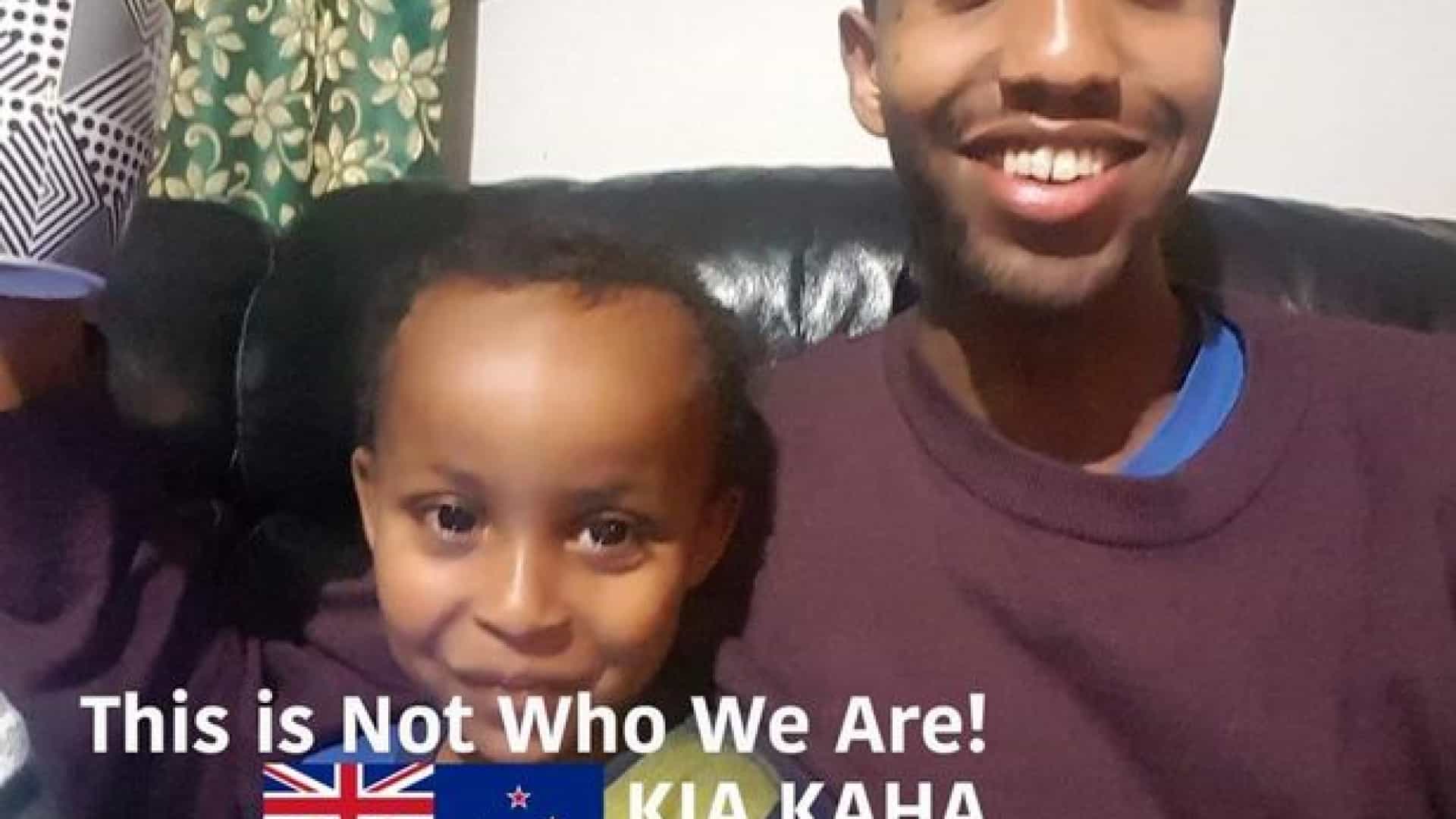 Criança de 3 anos morreu nos braços do pai depois de ser baleado durante ataque na mesquita