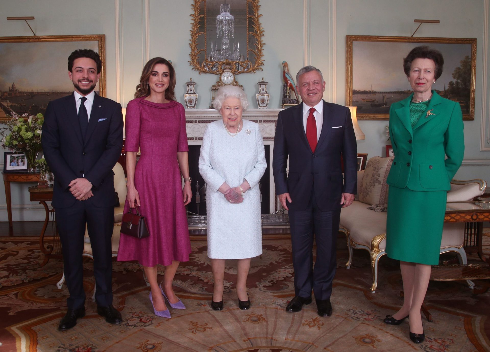 Rainha Isabel II surge com mão roxa em fotografia