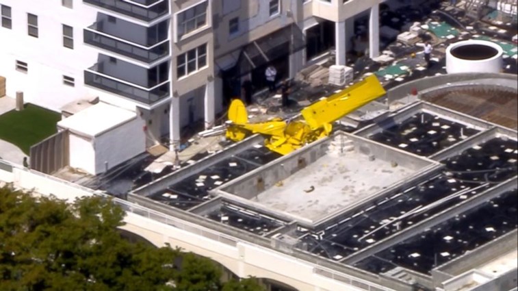 Avião cai em prédio da Florida e faz uma vítima mortal