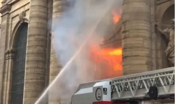 Fogo em igreja histórica de Paris | VIDEO