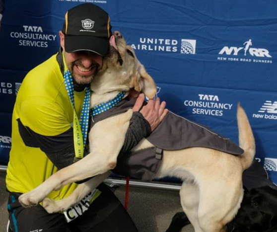 Cego chega ao fim da meia maratona de Nova Iorque com ajuda dos seus cães