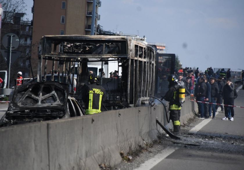 Motorista sequestrou autocarro com 51 crianças e pegou-lhe fogo em Itália