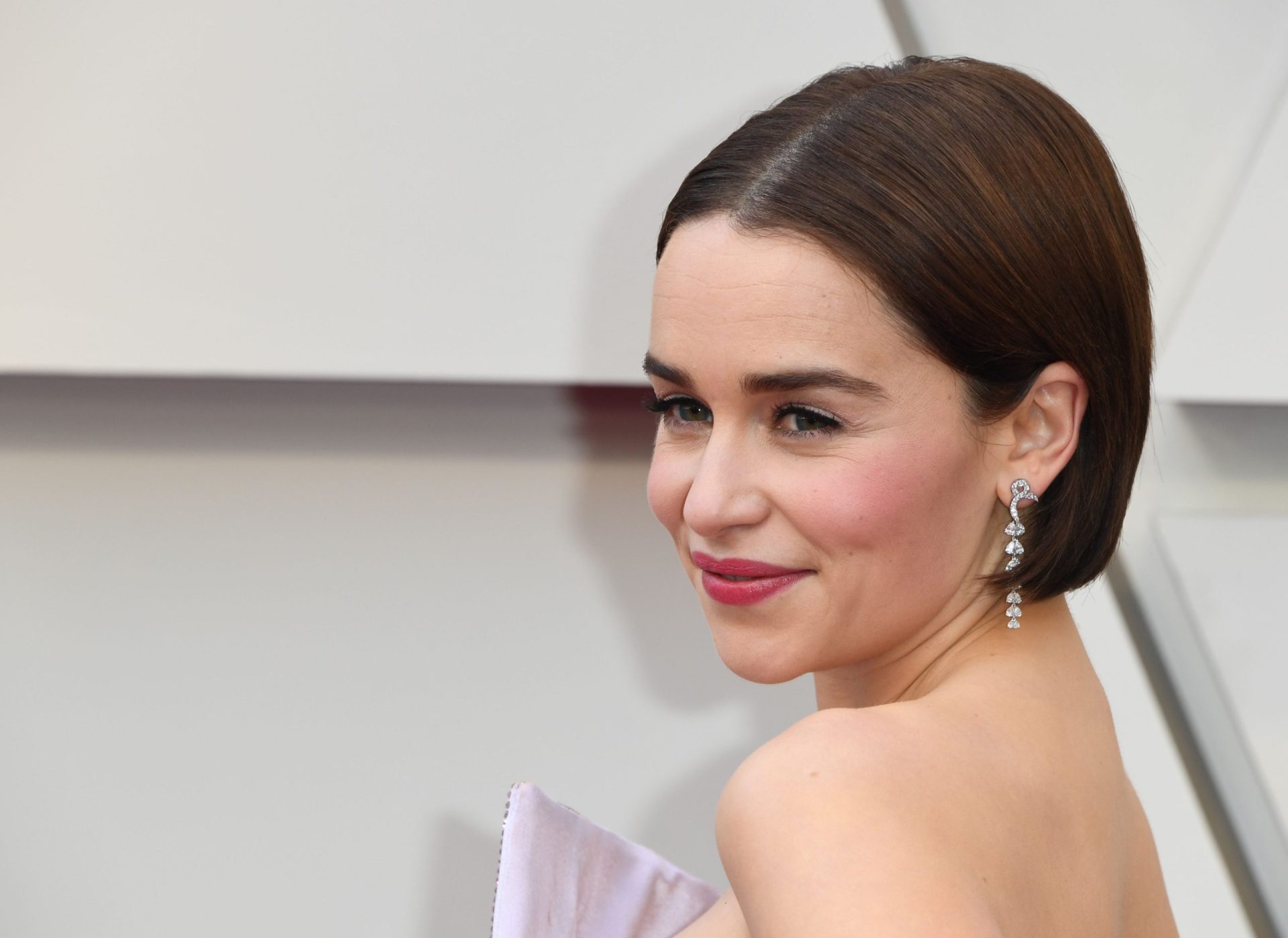 Atriz Emilia Clarke confessa ter sofrido dois aneurismas enquanto filmava a “Guerra dos Tronos”