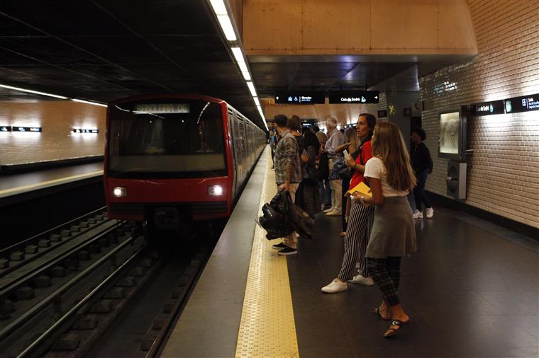 Linha azul do metro de Lisboa encontra-se cortada