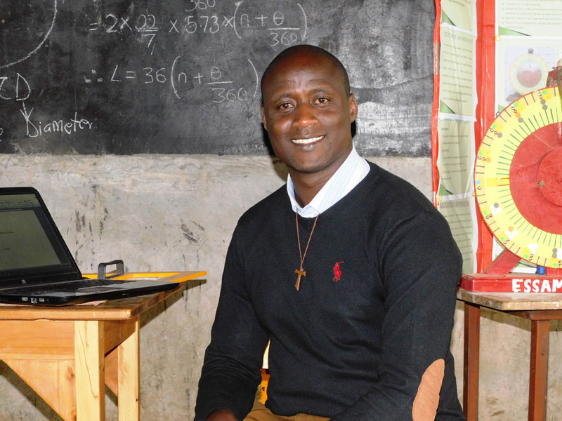 Melhor professor do mundo é um padre do Quénia