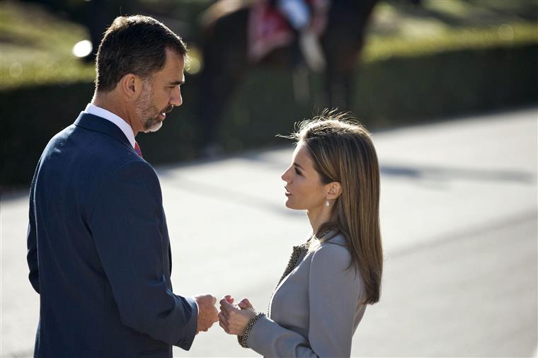 Reis de Espanha retidos no avião durante uma hora na Argentina