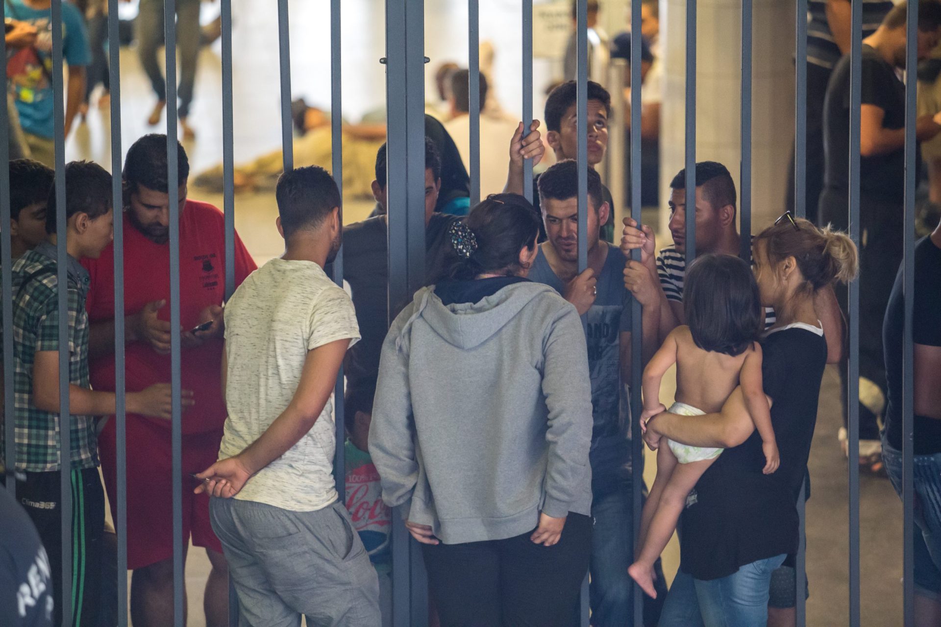 Migrantes que tentam chegar à Europa sofrem torturas e violações