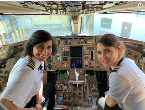 Mãe e filha ao comando de um avião tornam-se virais na Internet
