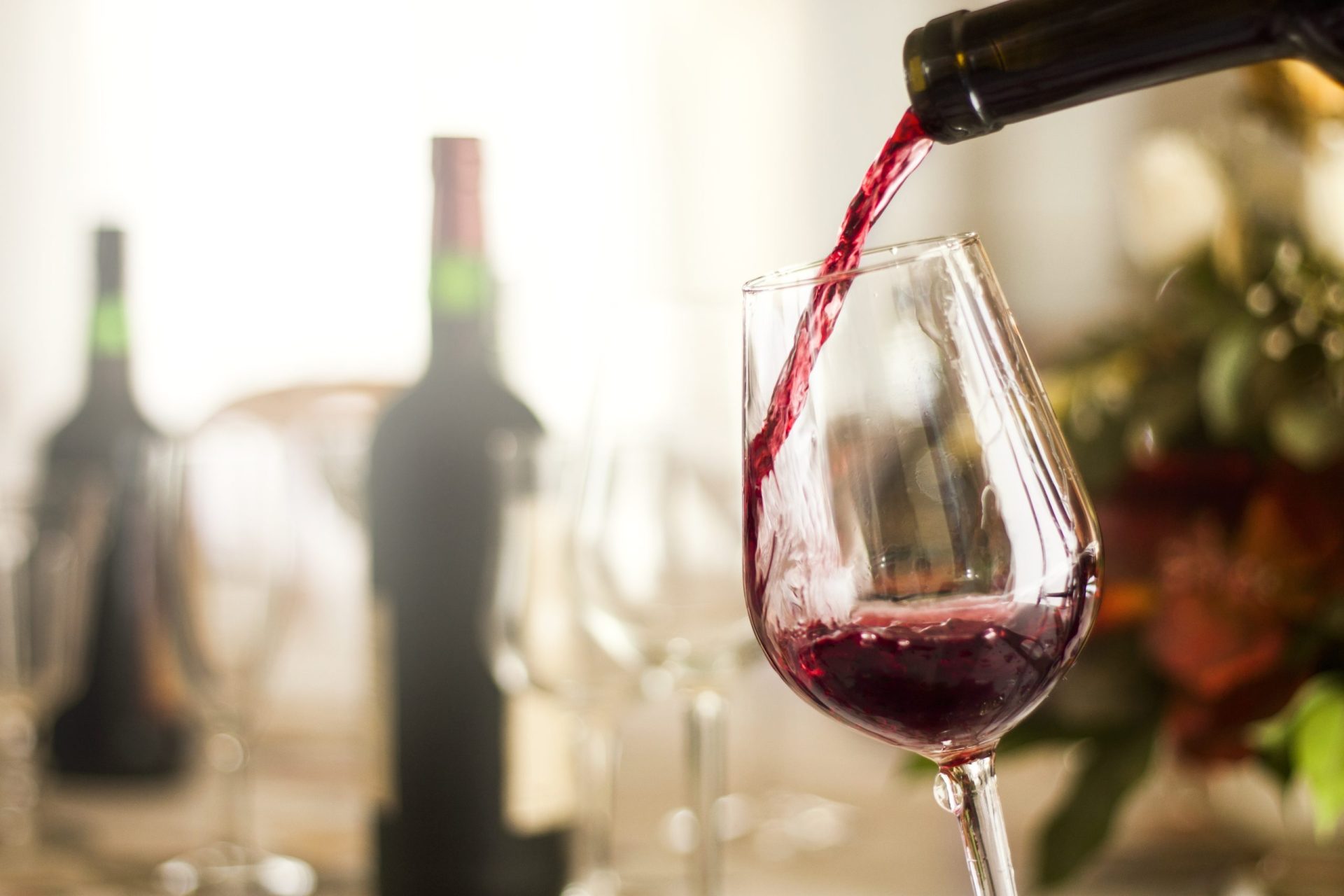 Beber vinho é tão prejudicial para a saúde como fumar, diz novo estudo