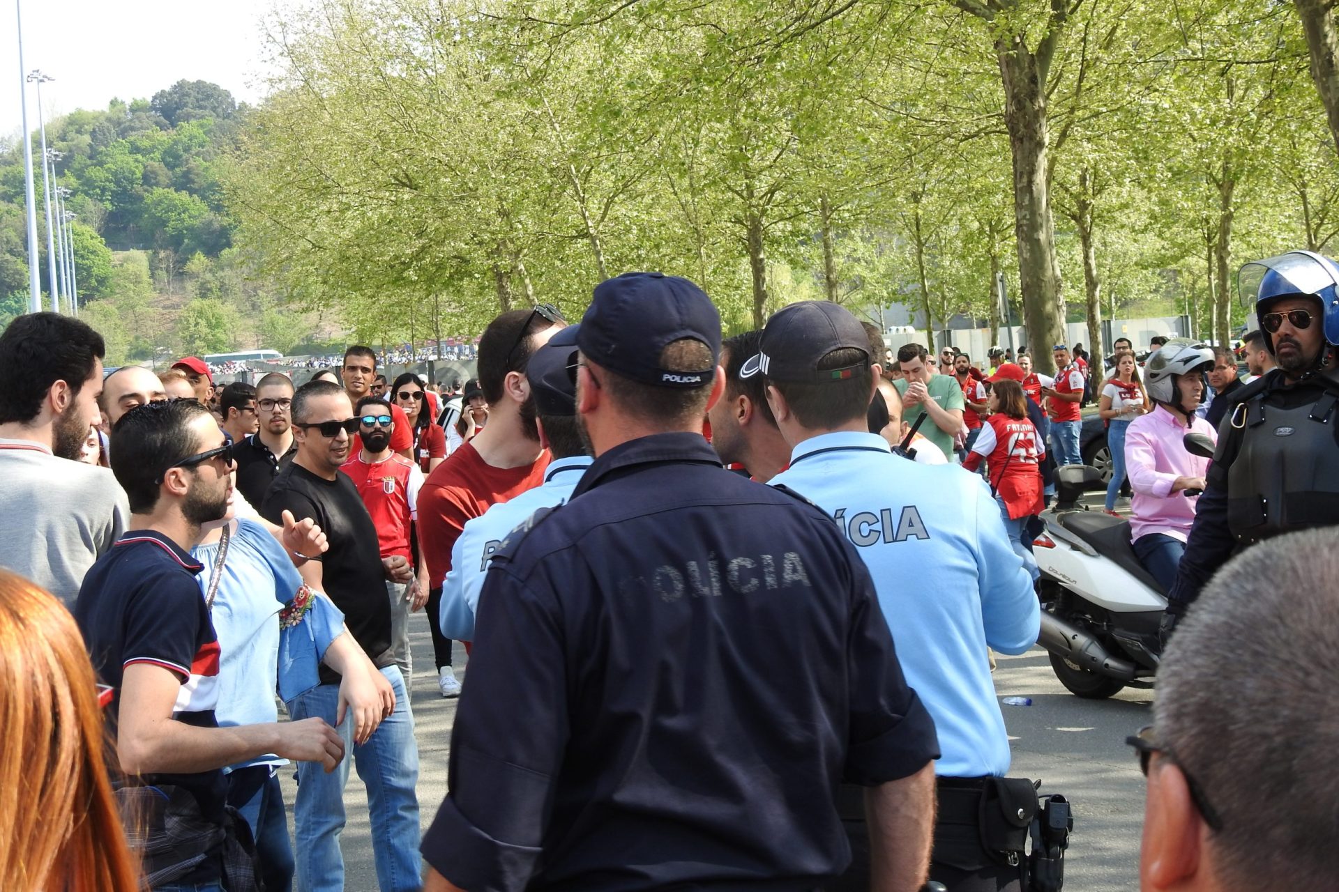PSP de Braga faz carga sobre adeptos e agente insulta jornalista