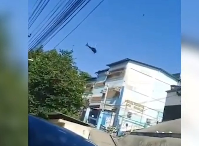 Polícia dispara sobre favela do Rio de Janeiro em helicópteros