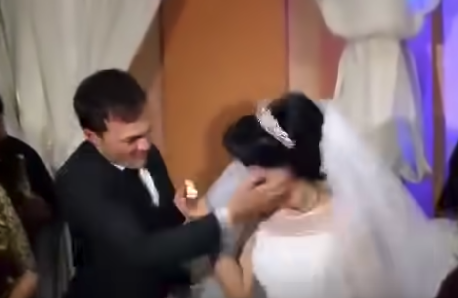 Vídeo mostra noivo a bater na mulher no dia do casamento
