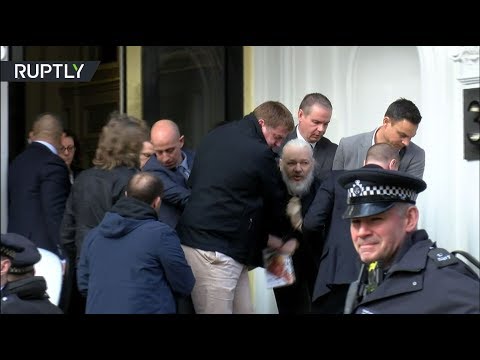 As imagens da detenção de Assange