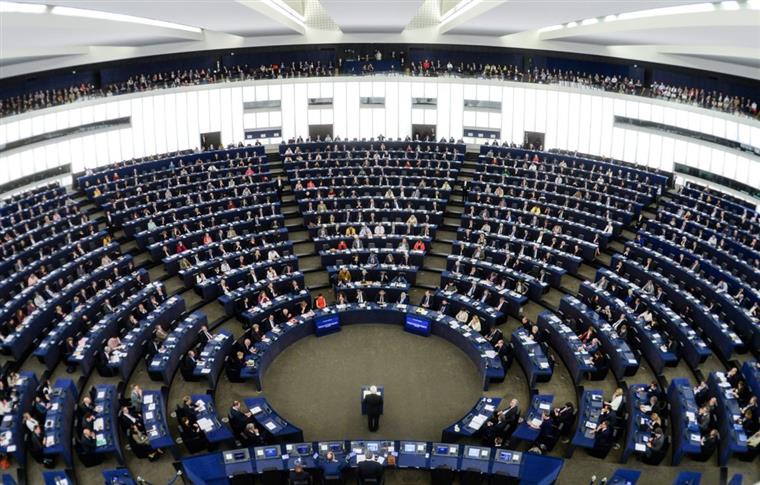 Parlamento Europeu debate Brexit e lei para denunciantes na última sessão parlamentar