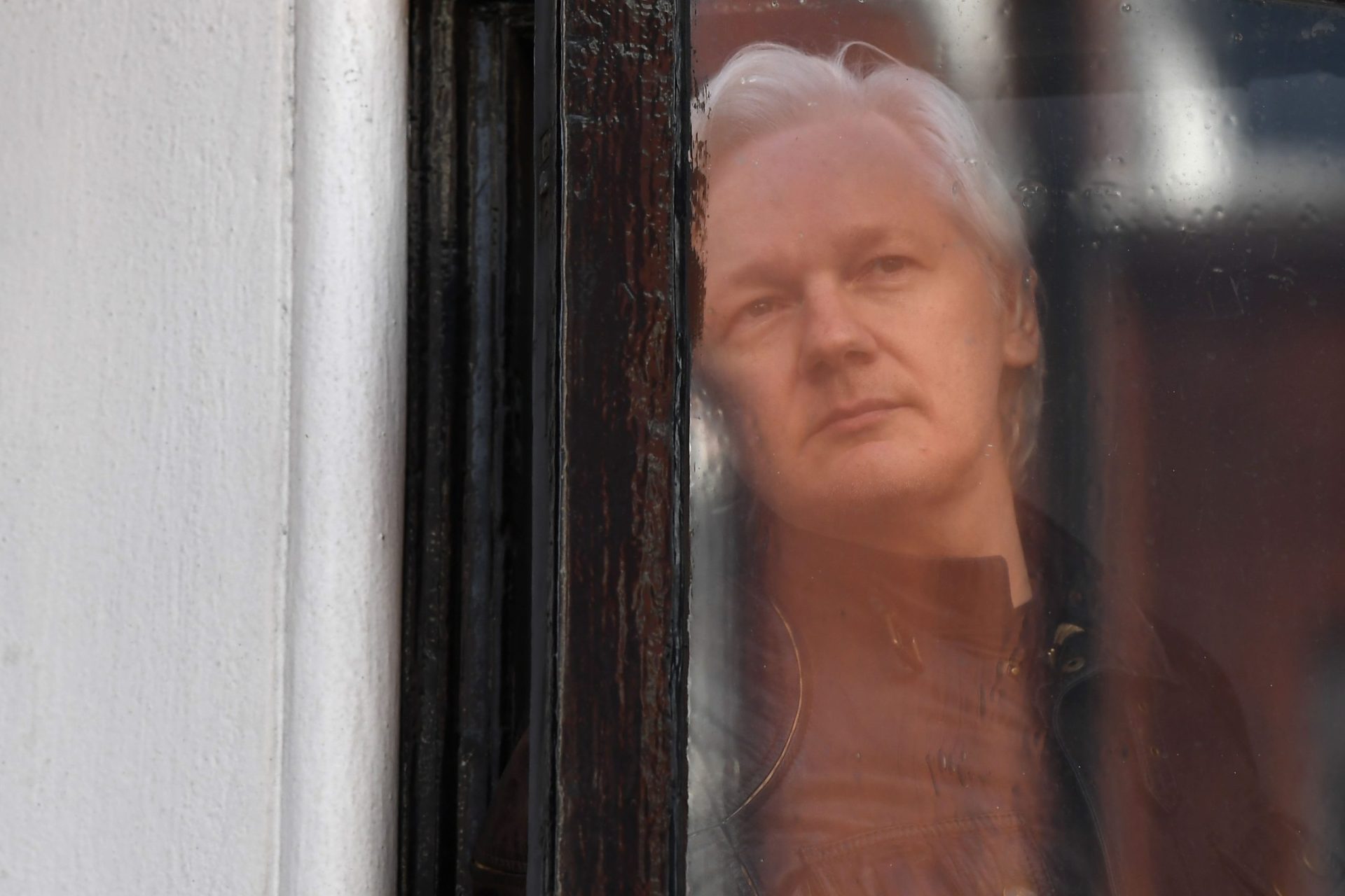 Assange sai de uma prisão para outra