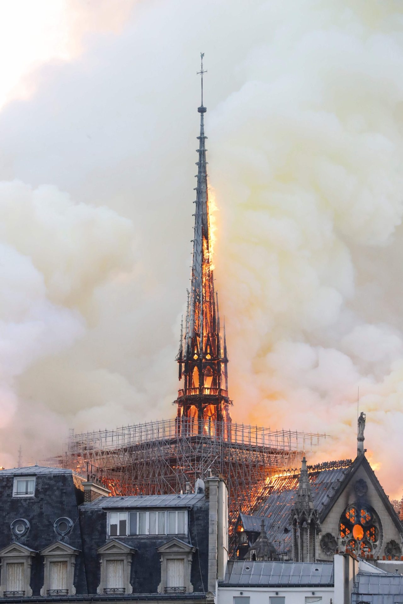 As imagens do incêndio na Catedral de Notre Dame