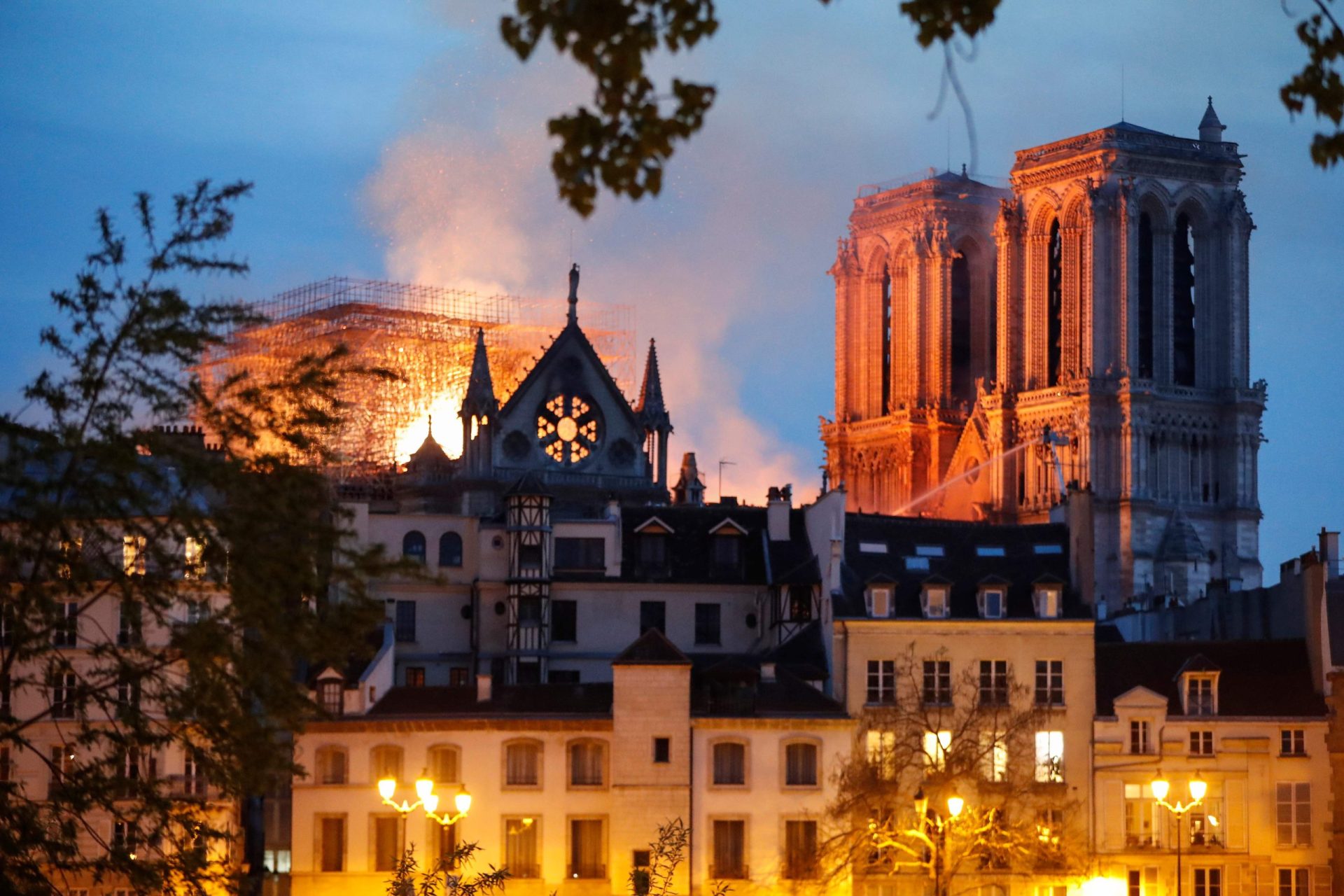 Governo francês não garante que Notre-Dame resista às chamas e há um bombeiro ferido
