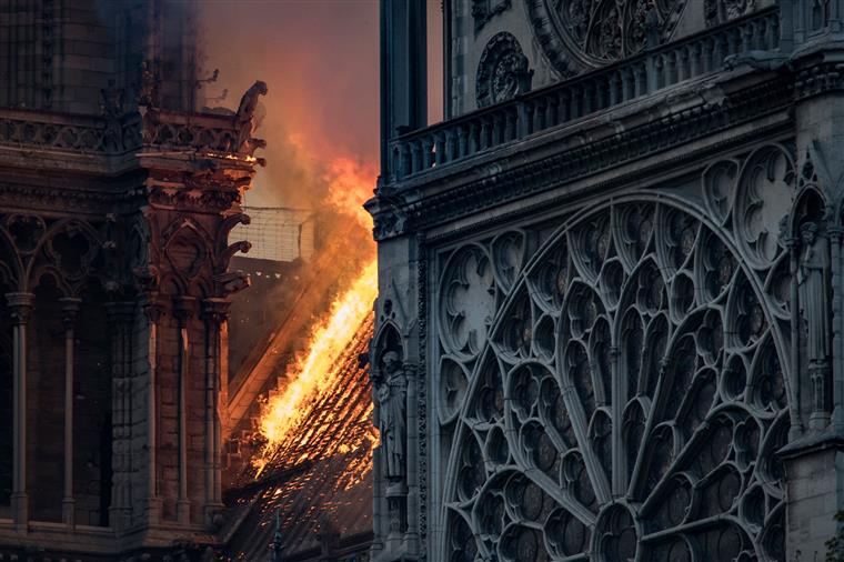 Há motivos para não se usarem meios aéreos no combate ao incêndio da Notre-Dame