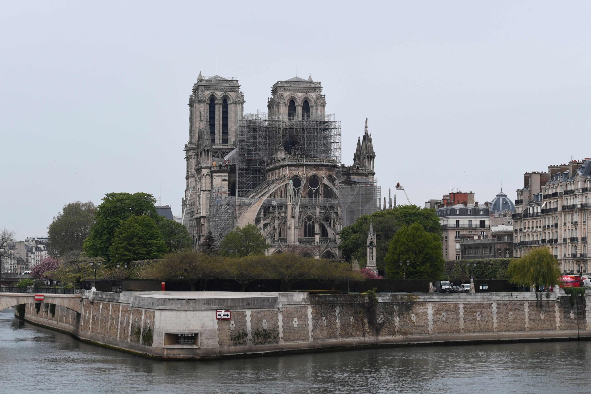 Chamas na Catedral Notre-Dame dadas como dominadas passadas nove horas