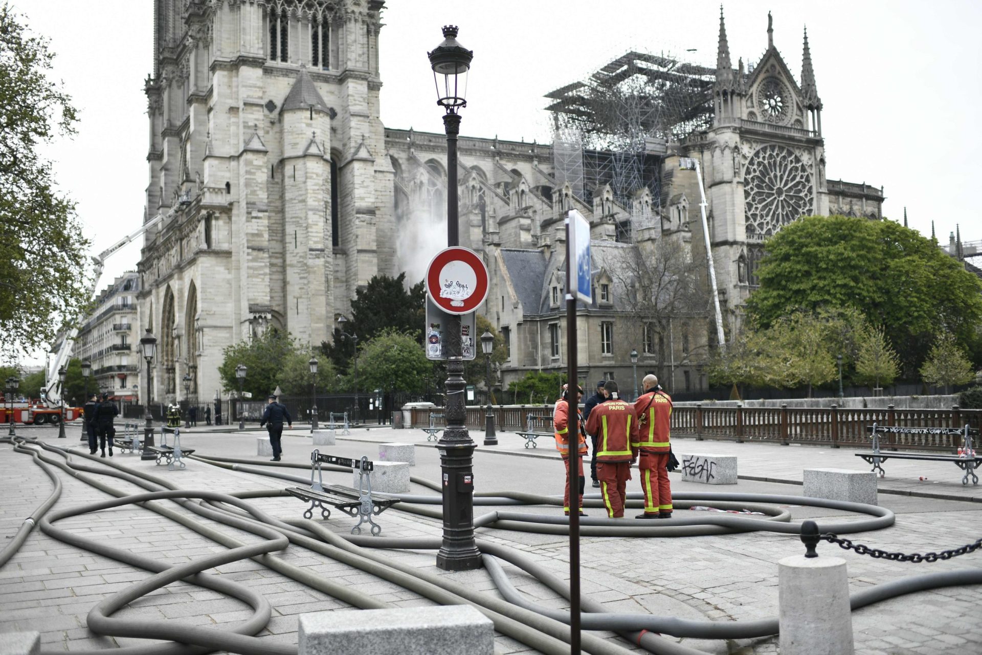 “O perigo foi afastado. A questão agora é saber como é que a estrutura vai resistir ao incêndio”