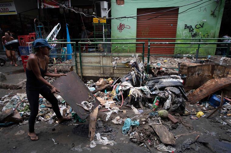 Número de mortos devido ao desabamento de prédios no Rio de Janeiro volta a subir