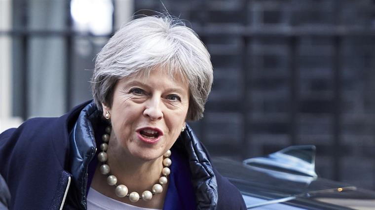 Parlamento britânico rejeita alternativas a acordo de Theresa May