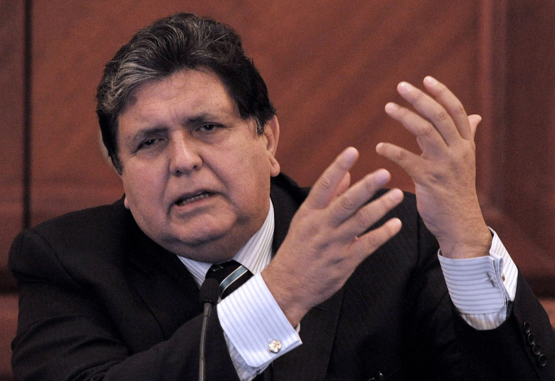 Ex-Presidente do Peru dispara sobre si próprio antes de ser detido e acaba por morrer no hospital