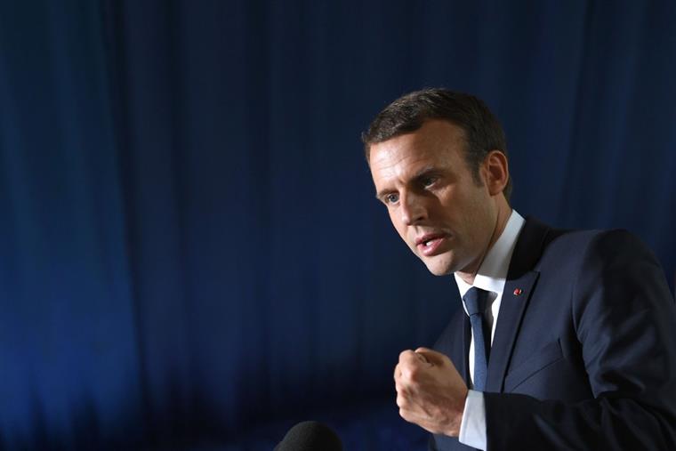 Macron tenta a união em França