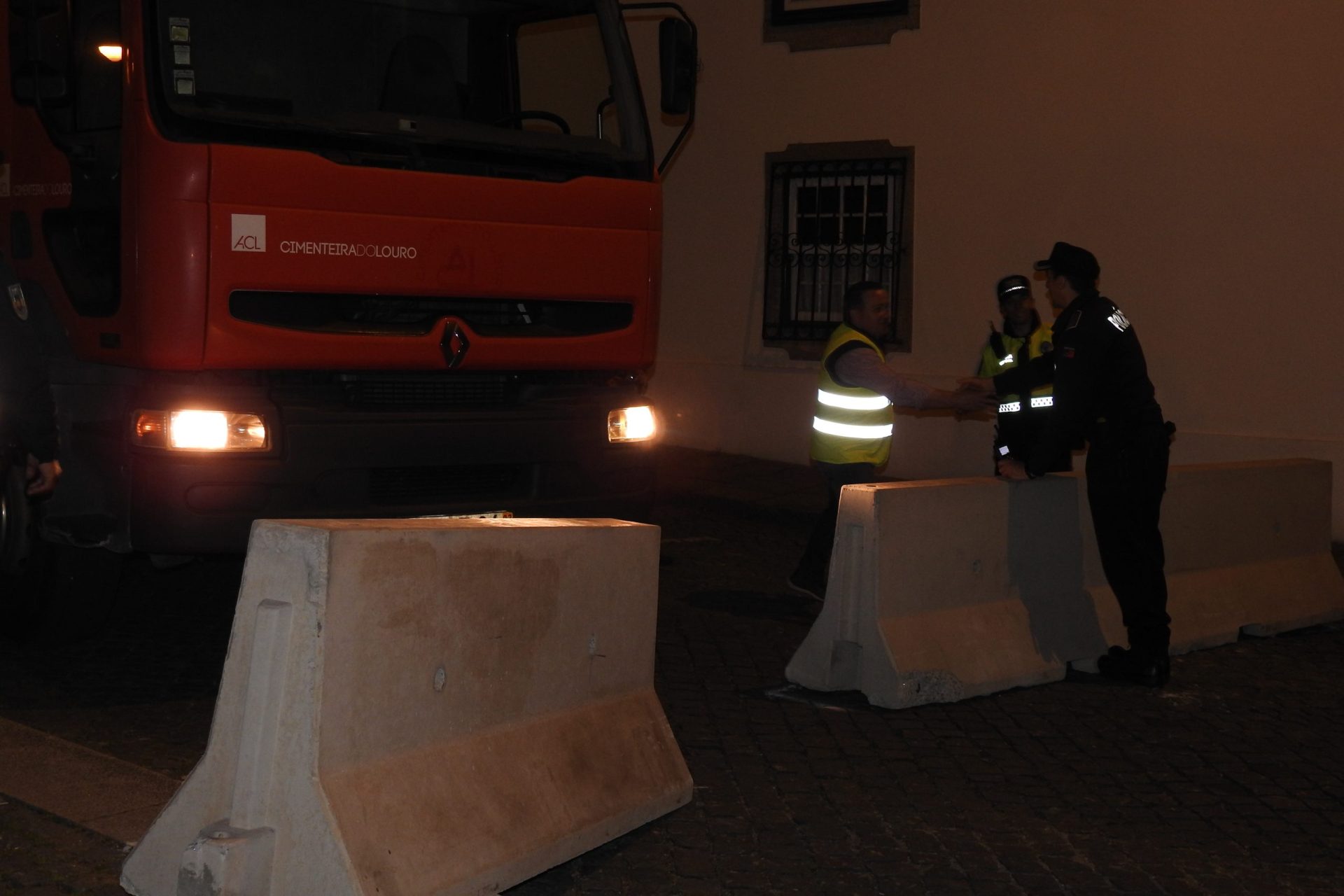 Procissão protegida com blocos de cimento em Braga