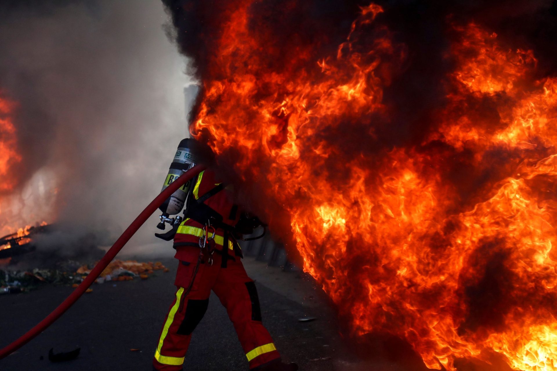 Protesto dos coletes amarelos sobe de tom em Paris e há chamas por todo o lado