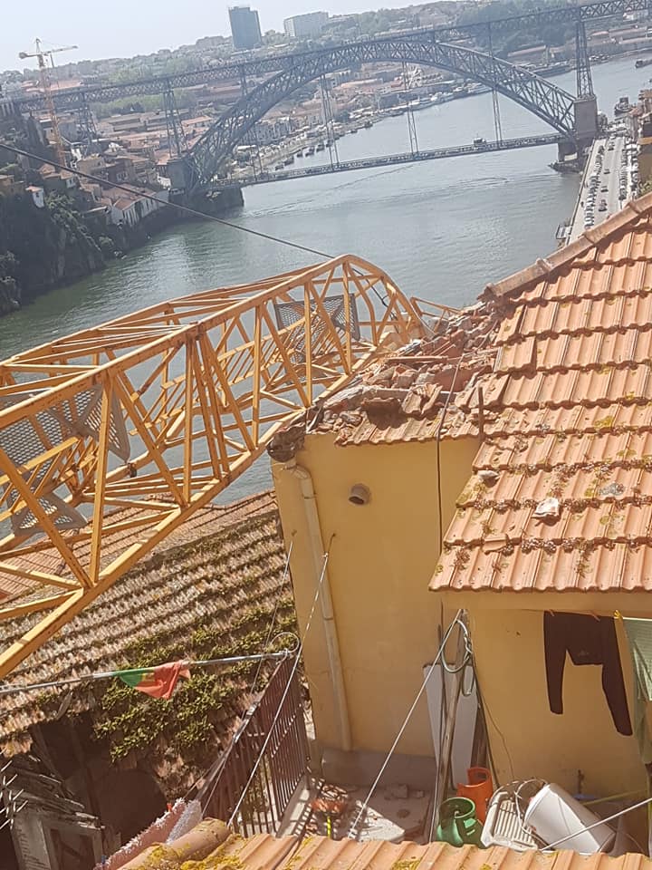 Grua cai sobre oito casas no centro do Porto