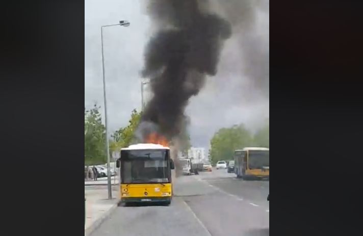 Autocarro da Carris arde em frente ao ISEL | Vídeo