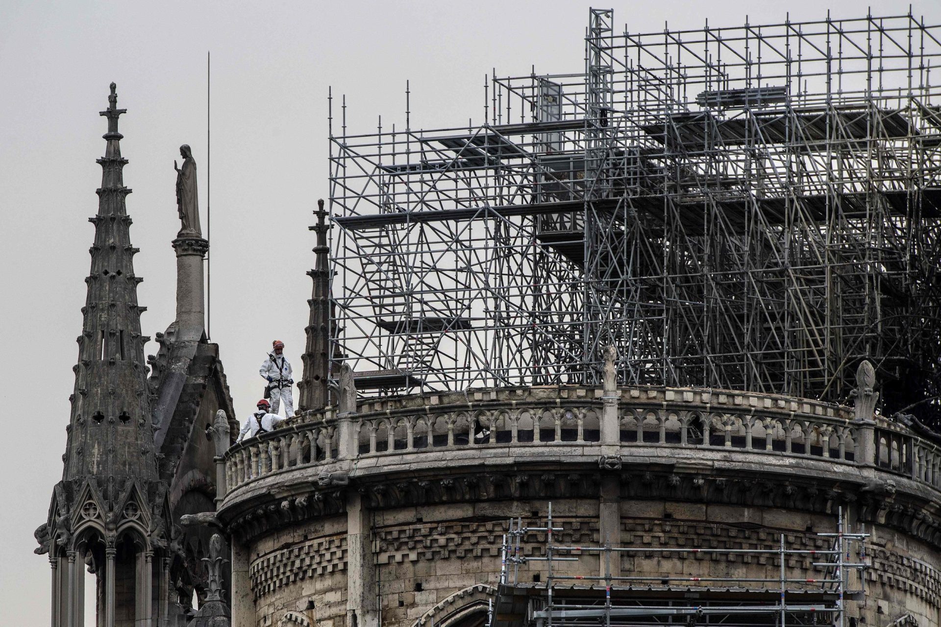 Trabalhadores das obras de Notre-Dame violaram proibição de fumar